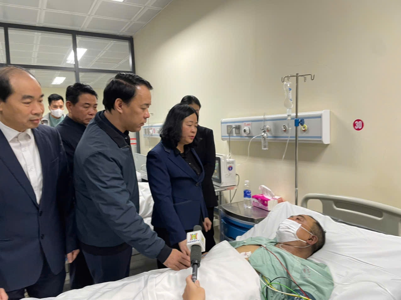 Bí thư Thành ủy Hà Nội Bùi Thị Minh Hoài thăm, động viên nạn nhân vụ cháy đang điều trị tại Bệnh viện E. Ảnh: H.P. Bí thư Thành ủy Hà Nội Bùi Thị Minh Hoài thăm, động viên nạn nhân vụ cháy đang điều trị tại Bệnh viện E. Ảnh: H.P.