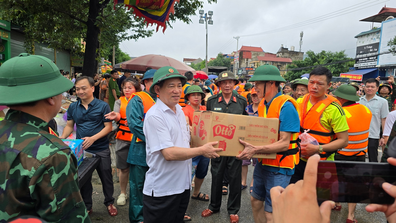 Phó Thủ tướng Chính phủ Hồ Đức Phớc thăm hỏi, động viên, tặng quà cho lực lượng chức năng tham gia cứu hộ người dân, tặng quà người dân bị ảnh hưởng bởi lũ lụt. Tại thành phố Thái Nguyên, những ngày vừa qua cũng tiếp nhận rất nhiều phần quà gồm lương thực, thực phẩm hỗ trợ cho đồng bào bị ảnh hưởng lũ lụt. Ảnh: Hoàng Mạnh Thắng Phó Thủ tướng Chính phủ Hồ Đức Phớc thăm hỏi, động viên, tặng quà cho lực lượng chức năng tham gia cứu hộ người dân, tặng quà người dân bị ảnh hưởng bởi lũ lụt. Tại thành phố Thái Nguyên, những ngày vừa qua cũng tiếp nhận rất nhiều phần quà gồm lương thực, thực phẩm hỗ trợ cho đồng bào bị ảnh hưởng lũ lụt. Ảnh: Hoàng Mạnh Thắng