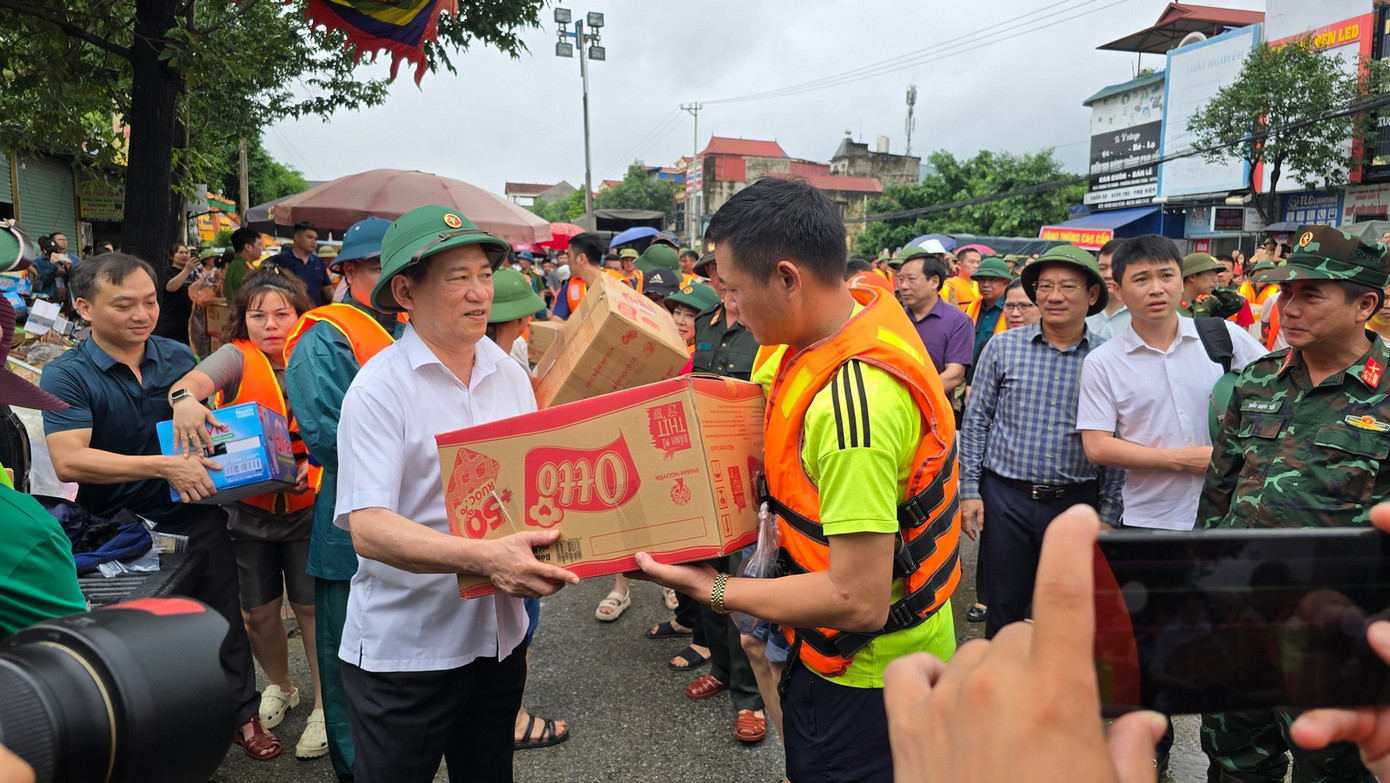Phó Thủ tướng Chính phủ Hồ Đức Phớc thăm hỏi, động viên, tặng quà cho lực lượng chức năng tham gia cứu hộ người dân, tặng quà người dân bị ảnh hưởng bởi lũ lụt. Tại thành phố Thái Nguyên, những ngày vừa qua cũng tiếp nhận rất nhiều phần quà gồm lương thực, thực phẩm hỗ trợ cho đồng bào bị ảnh hưởng lũ lụt. Ảnh: Hoàng Mạnh Thắng Phó Thủ tướng Chính phủ Hồ Đức Phớc thăm hỏi, động viên, tặng quà cho lực lượng chức năng tham gia cứu hộ người dân, tặng quà người dân bị ảnh hưởng bởi lũ lụt. Tại thành phố Thái Nguyên, những ngày vừa qua cũng tiếp nhận rất nhiều phần quà gồm lương thực, thực phẩm hỗ trợ cho đồng bào bị ảnh hưởng lũ lụt. Ảnh: Hoàng Mạnh Thắng