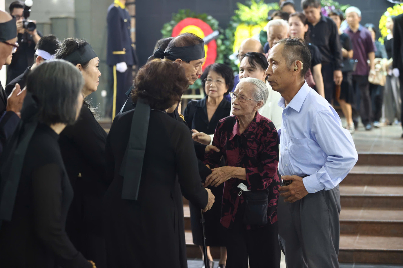 Nhiều đoàn đại biểu đến kính viếng, tiễn đưa PGS Đặng Bích Hà.