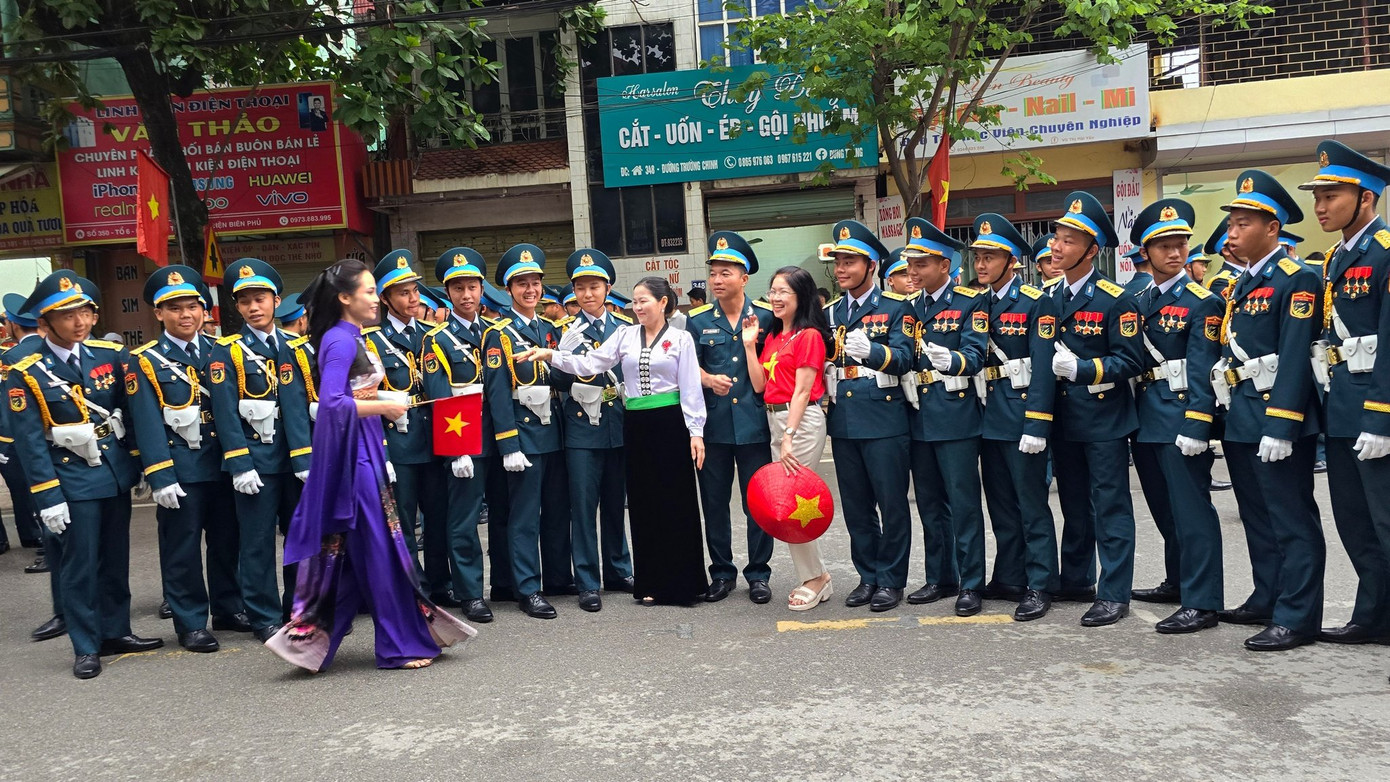 Các chiến sĩ thân thiện, gần gũi với người dân thành phố Điện Biên Phủ.