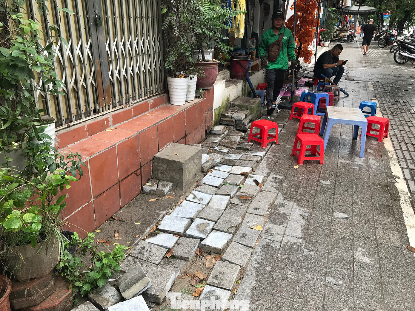 Nhiều đoạn vỉa hè không được hoàn trả nguyên trạng sau khi thi công sửa chữa. Ảnh: Trường Phong.