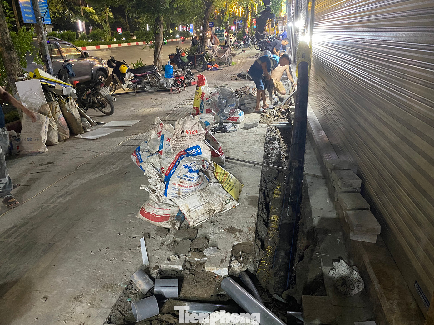 Dọc tuyến phố Văn Cao, nhiều đoạn vỉa hè bị đục phá kết cấu để thi công sửa chữa đường ống nước, dù tuyến phố này mới hoàn thiện cải tạo, lát đá tự nhiên vài năm trước. Ảnh: Trường Phong.