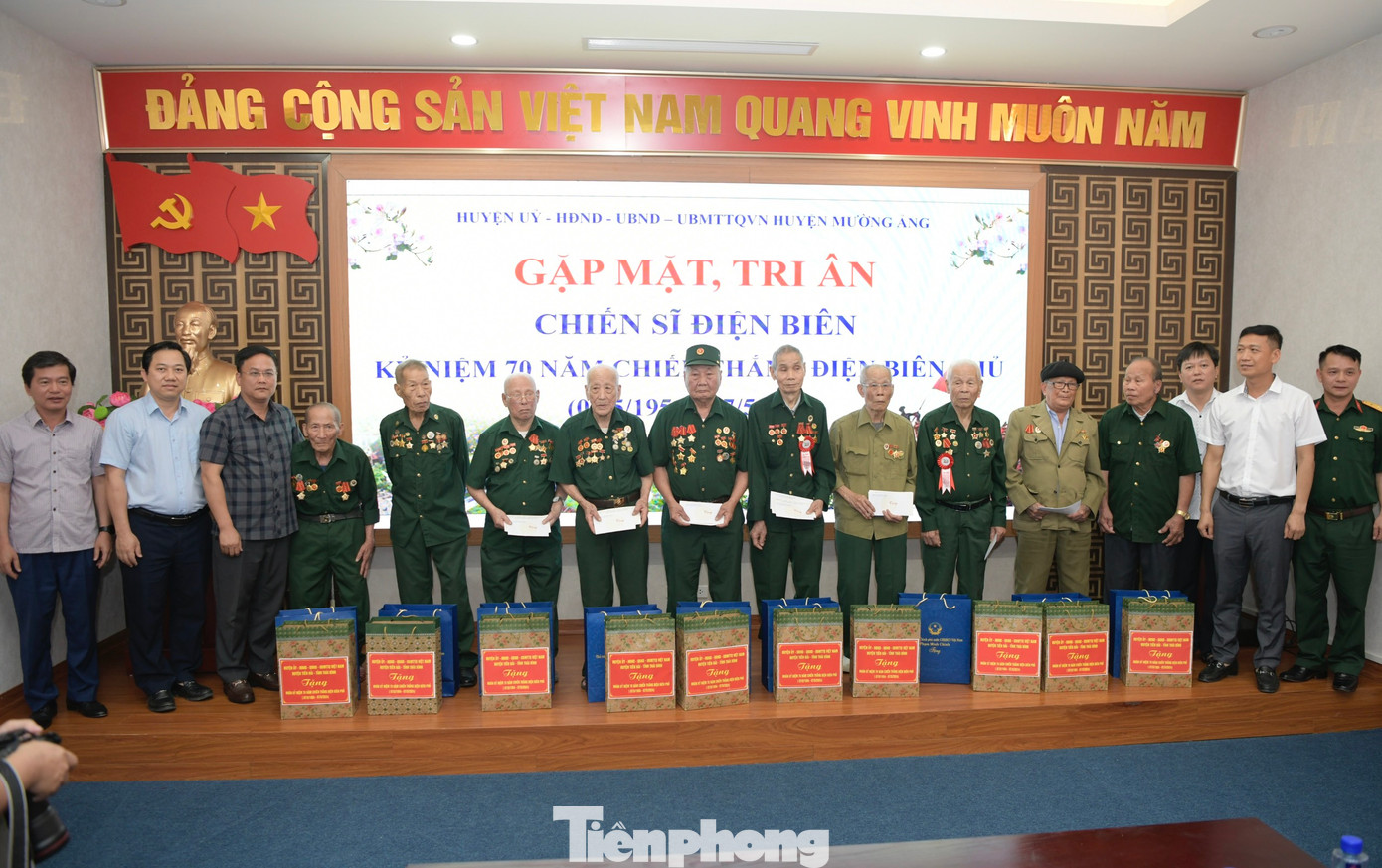 Tại chương trình, đại diện lãnh đạo huyện Mường Ảng, các đơn vị chức năng của huyện đã trao tặng những món quà tri ân của tỉnh Điện Biên, Bộ Quốc phòng, huyện Mường Ảng đến các cựu chiến binh.