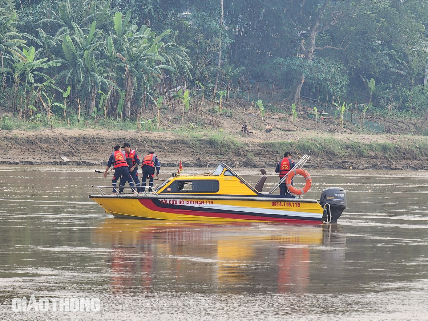 Lực lượng chức năng tìm kiếm các học sinh đuối nước tại xã Hiền Quan (Tam Nông, Phú Thọ). Ảnh: Báo Giao thông.