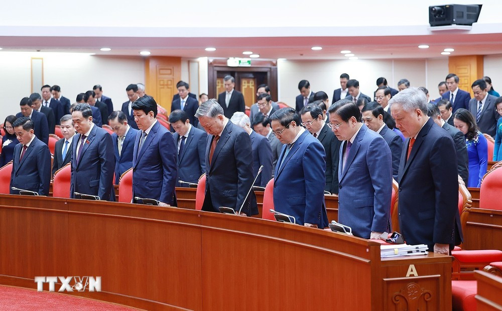 Lãnh đạo Đảng, Nhà nước và đại biểu mặc niệm các nạn nhân tử vong do cơn bão số 3. Ảnh: Dương Giang/TTXVN.