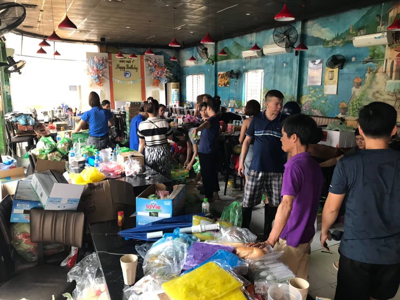 Phó Thủ tướng Chính phủ Hồ Đức Phớc thăm hỏi, động viên, tặng quà cho lực lượng chức năng tham gia cứu hộ người dân, tặng quà người dân bị ảnh hưởng bởi lũ lụt. Tại thành phố Thái Nguyên, những ngày vừa qua cũng tiếp nhận rất nhiều phần quà gồm lương thực, thực phẩm hỗ trợ cho đồng bào bị ảnh hưởng lũ lụt. Ảnh: Hoàng Mạnh Thắng Phó Thủ tướng Chính phủ Hồ Đức Phớc thăm hỏi, động viên, tặng quà cho lực lượng chức năng tham gia cứu hộ người dân, tặng quà người dân bị ảnh hưởng bởi lũ lụt. Tại thành phố Thái Nguyên, những ngày vừa qua cũng tiếp nhận rất nhiều phần quà gồm lương thực, thực phẩm hỗ trợ cho đồng bào bị ảnh hưởng lũ lụt. Ảnh: Hoàng Mạnh Thắng