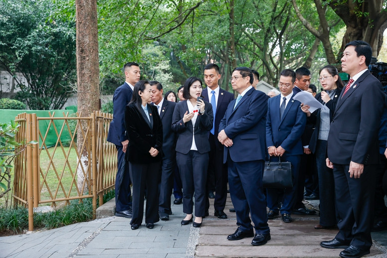 Thủ tướng Phạm Minh Chính và đoàn công tác được các hướng dẫn viên giới thiệu tham quan Khu Di tích lịch sử Hồng Nham. Ảnh: Nhật Bắc.