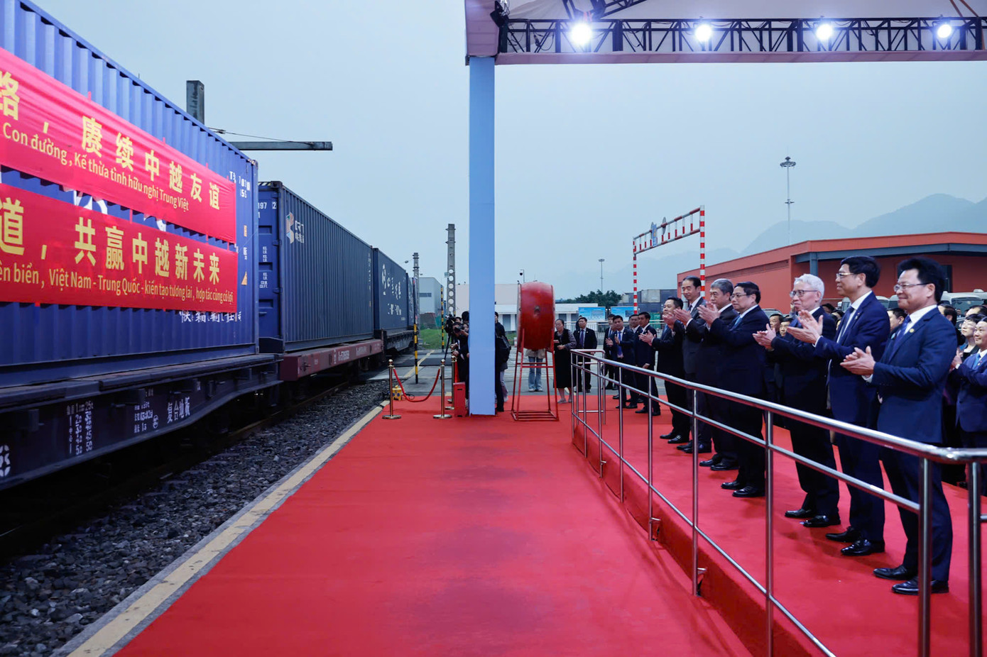 Thủ tướng Chính phủ Phạm Minh Chính và các đại biểu đón chuyến tàu nhanh ASEAN xuất phát từ Hà Nội đến Trùng Khánh. Ảnh: Nhật Bắc. Thủ tướng Chính phủ Phạm Minh Chính và các đại biểu đón chuyến tàu nhanh ASEAN xuất phát từ Hà Nội đến Trùng Khánh. Ảnh: Nhật Bắc.