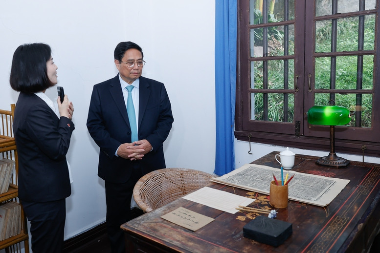 Thủ tướng tham quan căn phòng nơi Chủ tịch Hồ Chí Minh - với bí danh Hồ Quang từng sống và hoạt động cách mạng trong giai đoạn khoảng những năm 1939-1940. Ảnh: Nhật Bắc.