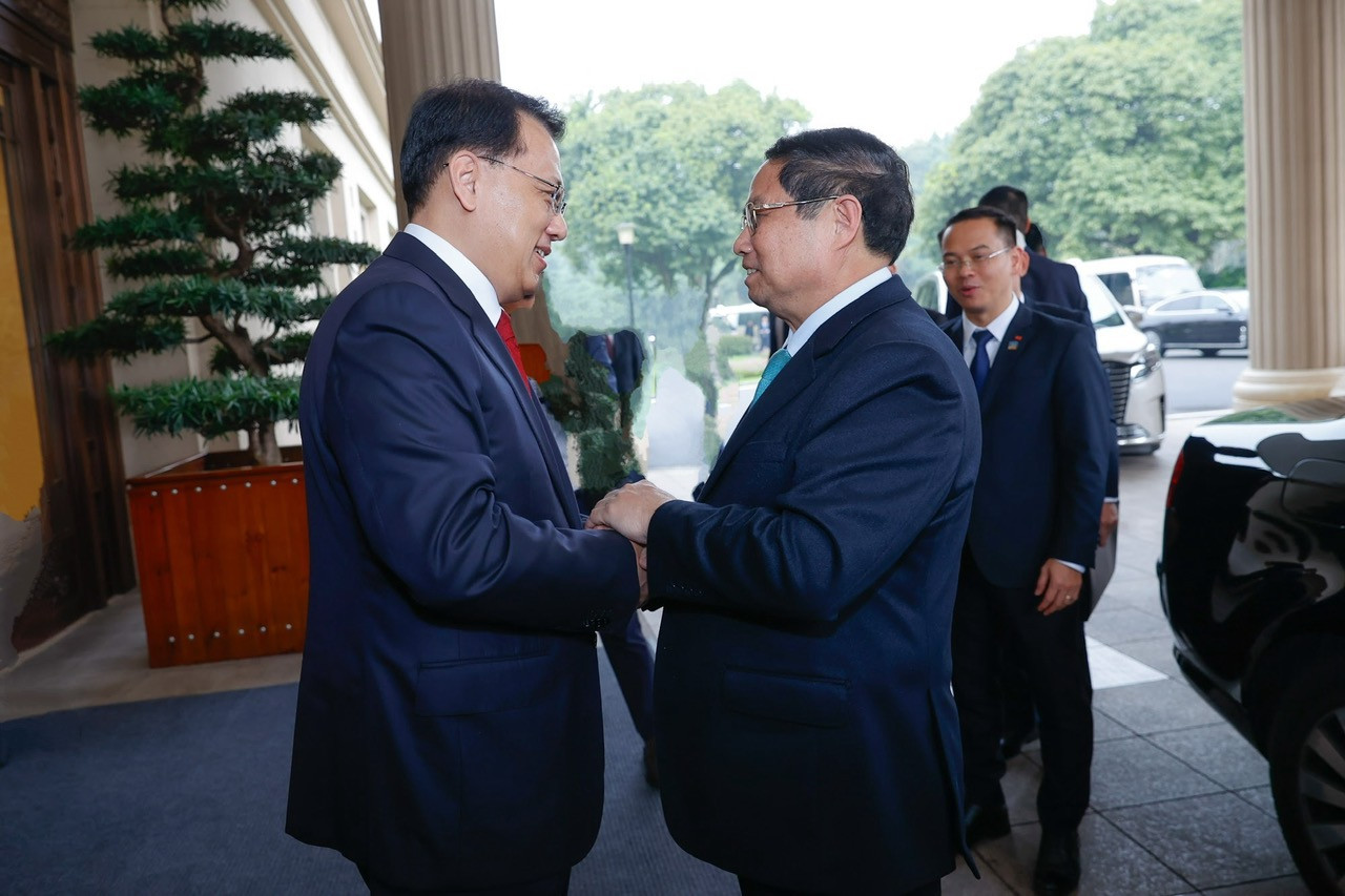 Ông Viên Gia Quân, Ủy viên Bộ Chính trị Trung ương Đảng Cộng sản Trung Quốc, Bí thư Thành ủy Trùng Khánh đón Thủ tướng Chính phủ Phạm Minh Chính. Ảnh: Nhật Bắc. Ông Viên Gia Quân, Ủy viên Bộ Chính trị Trung ương Đảng Cộng sản Trung Quốc, Bí thư Thành ủy Trùng Khánh đón Thủ tướng Chính phủ Phạm Minh Chính. Ảnh: Nhật Bắc.