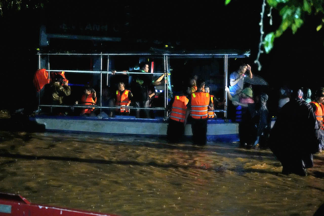 Theo ghi nhận của phóng viên, dù trời đã tối, mưa nặng hạt, lực lượng chức năng vẫn tiếp tục giải cứu những người còn ở trong khu vực lũ lụt. Ảnh: Hoàng Mạnh Thắng. Theo ghi nhận của phóng viên, dù trời đã tối, mưa nặng hạt, lực lượng chức năng vẫn tiếp tục giải cứu những người còn ở trong khu vực lũ lụt. Ảnh: Hoàng Mạnh Thắng.