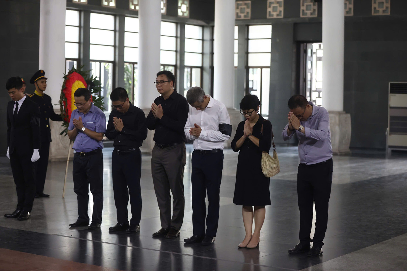 Nhiều đoàn đại biểu đến kính viếng, tiễn đưa PGS Đặng Bích Hà.