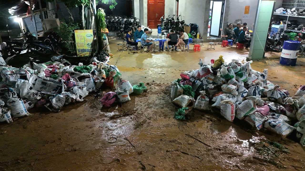 Những bao tải đất, cát được tập kết ở khu vực gần nơi xảy ra sự cố. Ảnh: Hoàng Mạnh Thắng.