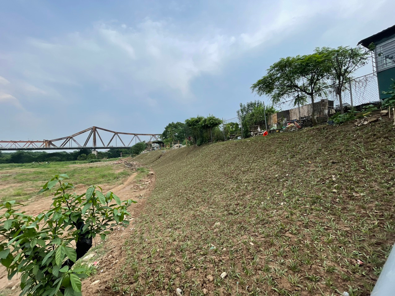 &quot;Quận mong muốn môi trường sống dọc bờ sông Hồng thuộc khu vực phường Phúc Xá sẽ được cải thiện&quot;, đại diện quận Ba Đình nói, đồng thời cho biết, lực lượng chức năng của quận, phường sẽ tiếp tục thực hiện các giải pháp ngăn chặn tái lấn chiếm, đổ phế thải ra bờ, bãi sông Hồng. Sau này, khi đã ổn định, phường, quận sẽ cải tạo cảnh quan khu vực bằng cách trồng thêm hoa, cây cỏ...