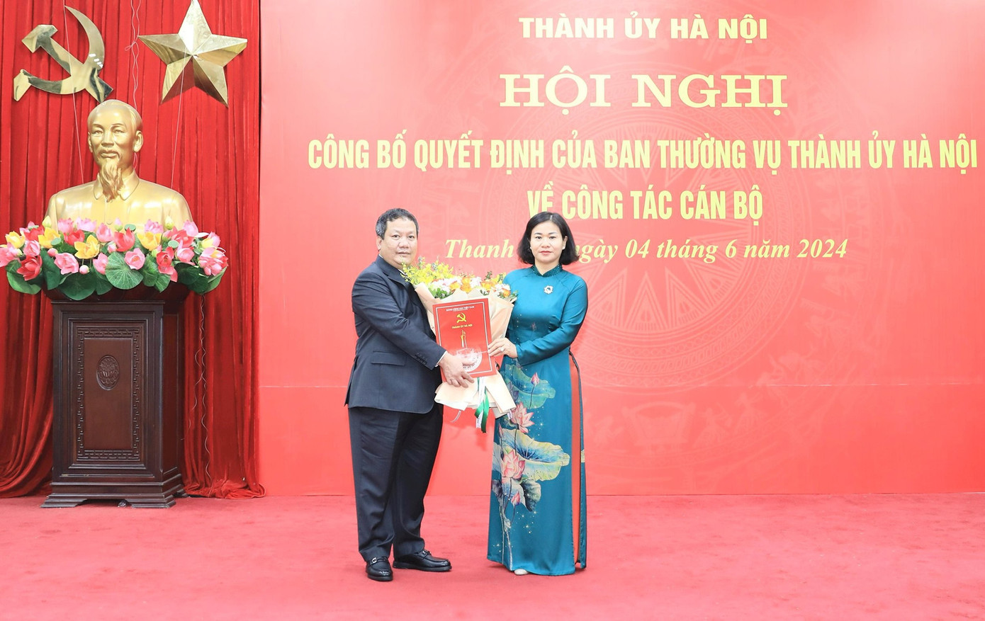 Phó Bí thư Thường trực Thành ủy Hà Nội Nguyễn Thị Tuyến trao quyết định, tặng hoa chúc mừng ông Nguyễn Tiến Cường.