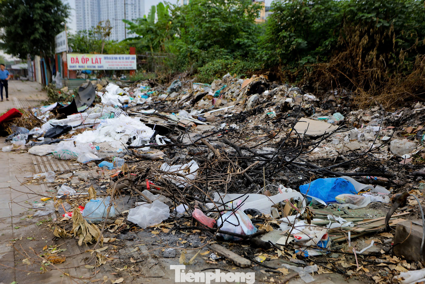 Đáng chú ý, tại khu vực này, liên tục xuất hiện tình trạng đốt rác thải, gây ô nhiễm môi trường, ảnh hưởng đời sống người dân. Ảnh: Trọng Tài.