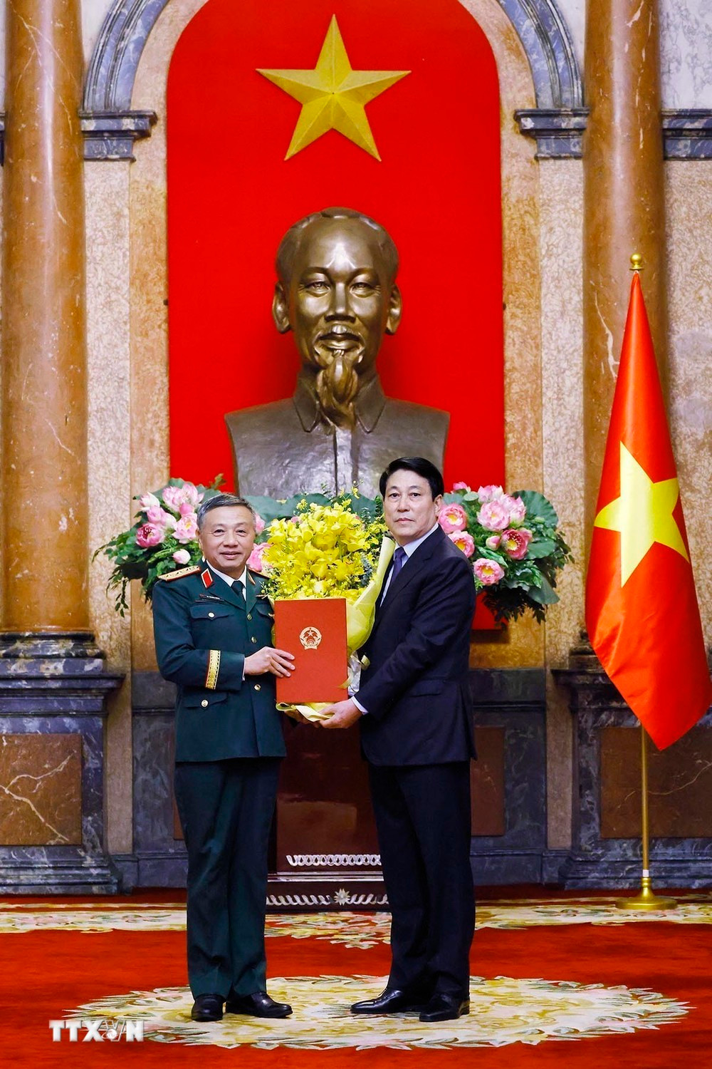 Chủ tịch nước Lương Cường trao quyết định thăng quân hàm từ Trung tướng lên Thượng tướng đối với ông Lê Quang Minh, Phó Chủ nhiệm Tổng cục Chính trị Quân đội nhân dân Việt Nam. Ảnh: TTXVN.