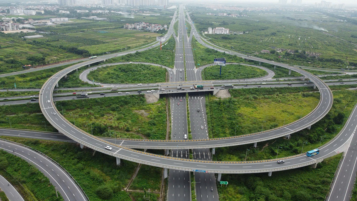 Trải qua chiều dài lịch sử, trong những năm qua, Hà Nội đang phát triển "vươn mình", xây dựng thành phố "văn hiến - văn minh - hiện đại".