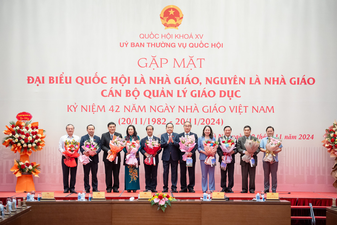 Chủ tịch Quốc hội Trần Thanh Mẫn tặng hoa chúc mừng các ĐBQH là nhà giáo, nguyên là nhà giáo, cán bộ quản lý giáo dục. Ảnh: Quochoi.vn Chủ tịch Quốc hội Trần Thanh Mẫn tặng hoa chúc mừng các ĐBQH là nhà giáo, nguyên là nhà giáo, cán bộ quản lý giáo dục. Ảnh: Quochoi.vn
