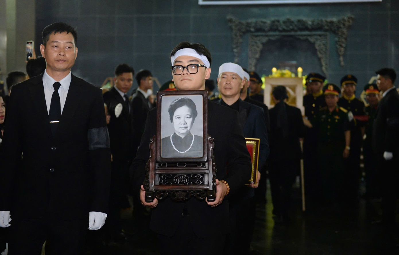 Người thân rước di ảnh PGS Đặng Bích Hà tại lễ truy điệu, chiều 28/9. Ảnh: PV.