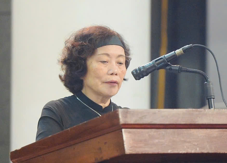 Bà Võ Hoà Bình - con gái cả của Đại tướng Võ Nguyên Giáp và phu nhân Đặng Bích Hà phát biểu tại lễ truy điệu PGS Đặng Bích Hà, chiều 28/9. Ảnh: PV.