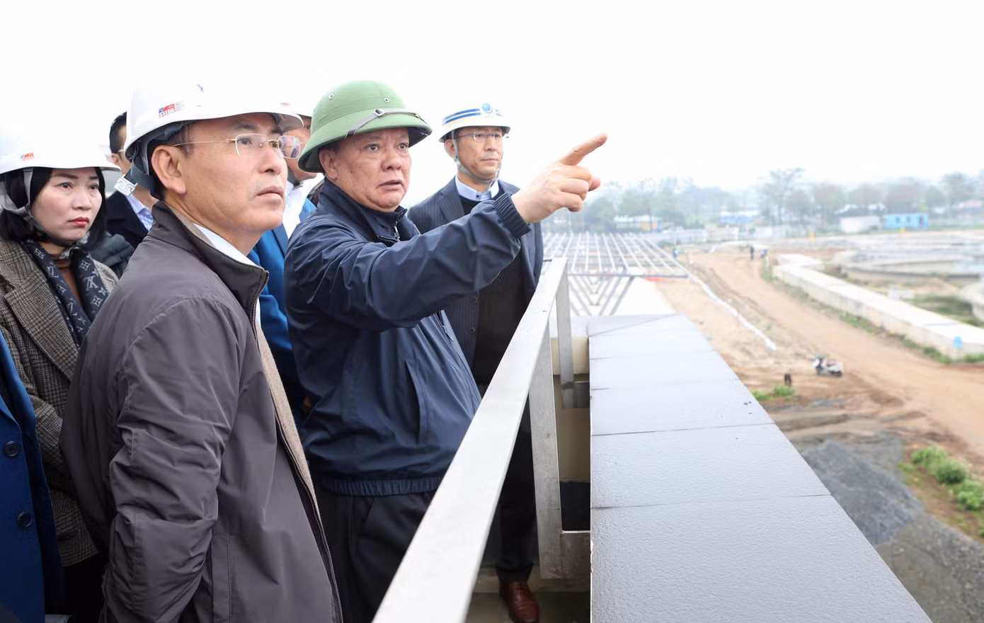 Bí thư Thành uỷ Hà Nội Đinh Tiến Dũng kiểm tra tiến độ Dự án nhà máy xử lý nước thải Yên Xá. Ảnh: PV.