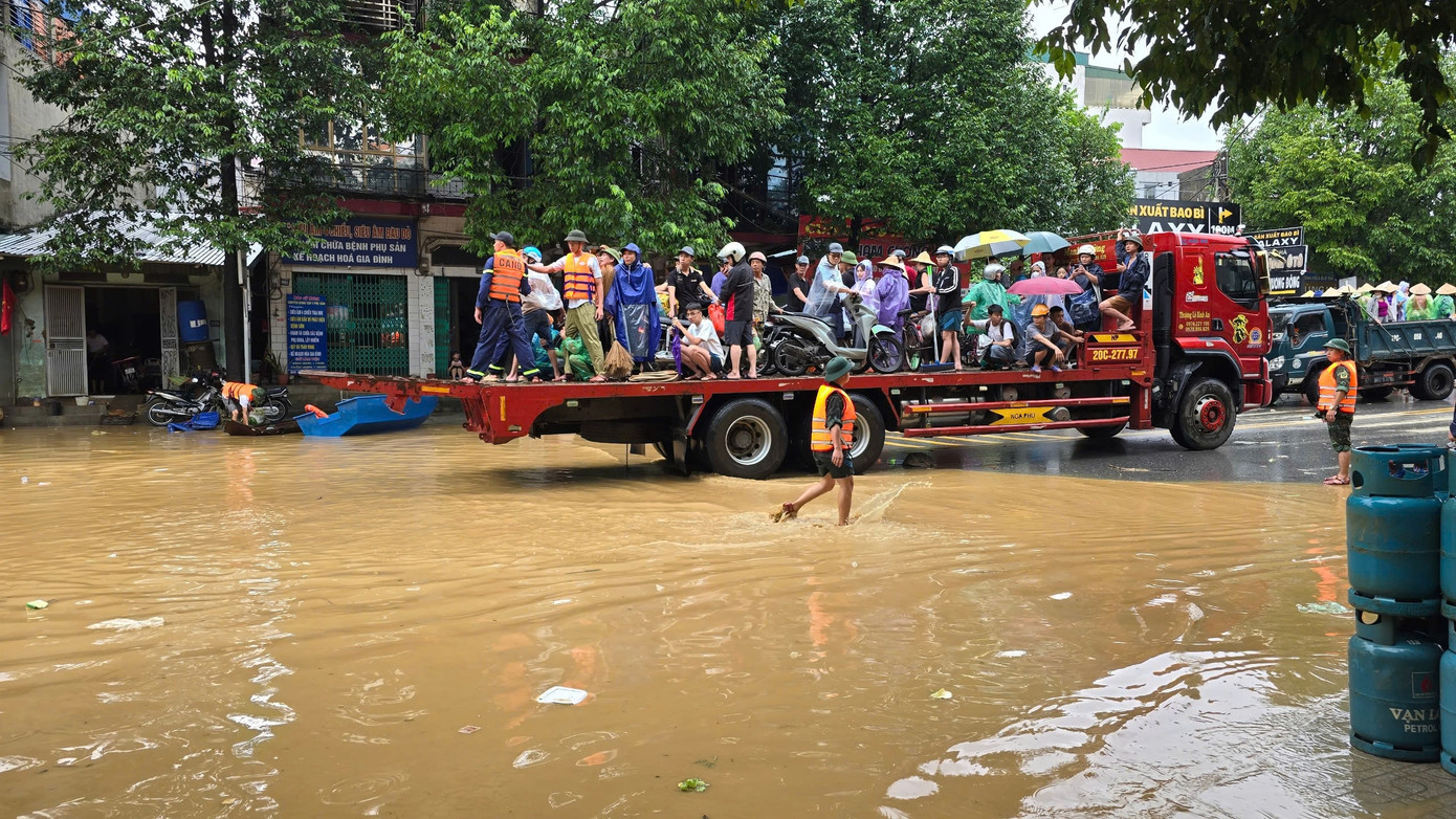 Tại một số khu vực của thành phố Thái Nguyên, nước lũ vẫn chưa rút hẳn. Lực lượng chức năng vẫn tiếp tục hỗ trợ người dân vượt qua chỗ ngập, tiếp tế lương thực, thực phẩm, đặc biệt với những khu vực khó di chuyển, ngập sâu. Ảnh: Hoàng Mạnh Thắng.