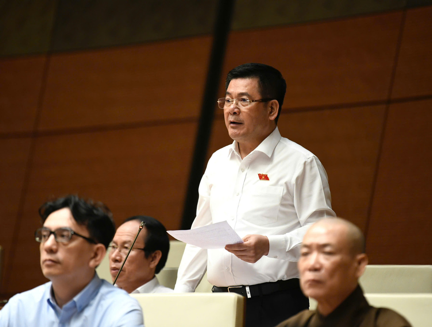 Bộ trưởng Bộ Công Thương Nguyễn Hồng Diên thống nhất quan điểm cấm thuốc lá điện tử nếu có hại cho sức khỏe. Ảnh: Như Ý.