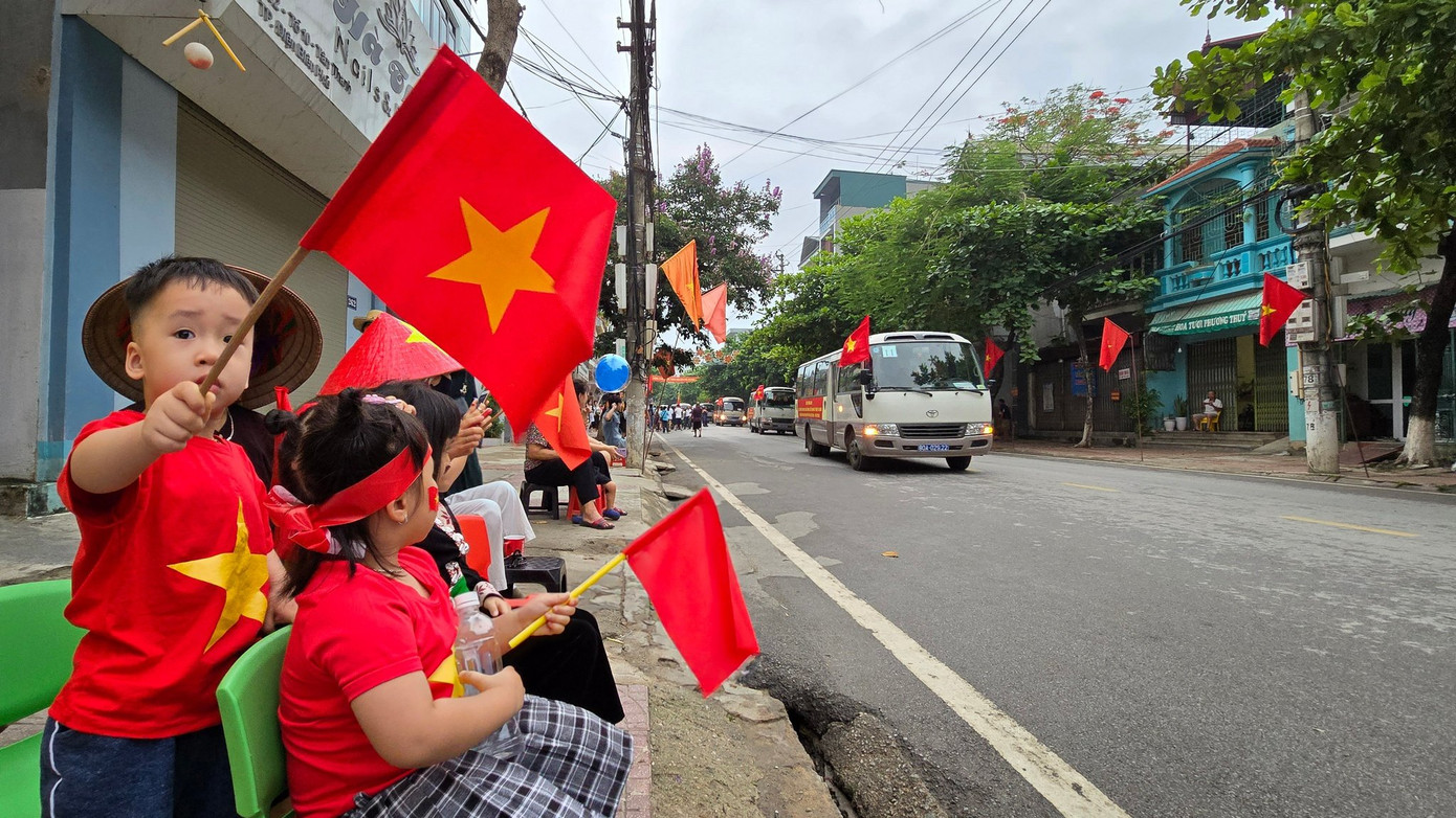 Người dân với cờ, hoa chào đón các lực lượng về tham dự lễ diễu binh, diễu hành Kỷ niệm Chiến thắng Điện Biên Phủ.