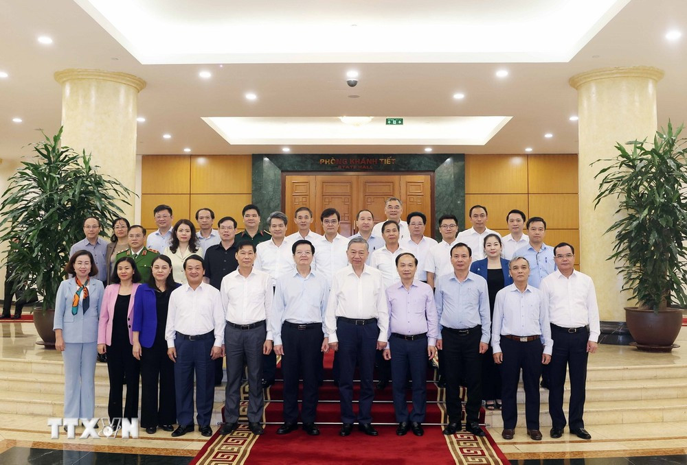 Tổng Bí thư Tô Lâm, các đại biểu dự buổi làm việc chụp ảnh cùng lãnh đạo Ban Dân vận Trung ương. Ảnh: TTXVN. Tổng Bí thư Tô Lâm, các đại biểu dự buổi làm việc chụp ảnh cùng lãnh đạo Ban Dân vận Trung ương. Ảnh: TTXVN.