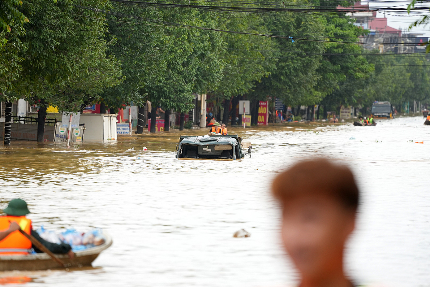 Tại khu vực đường Dương Tự Minh, lực lượng chức năng tiếp tục hỗ trợ đưa người dân ở vùng ngập lụt gần sông Cầu ra ngoài trung tâm thành phố. Ảnh: Hoàng Mạnh Thắng Tại khu vực đường Dương Tự Minh, lực lượng chức năng tiếp tục hỗ trợ đưa người dân ở vùng ngập lụt gần sông Cầu ra ngoài trung tâm thành phố. Ảnh: Hoàng Mạnh Thắng