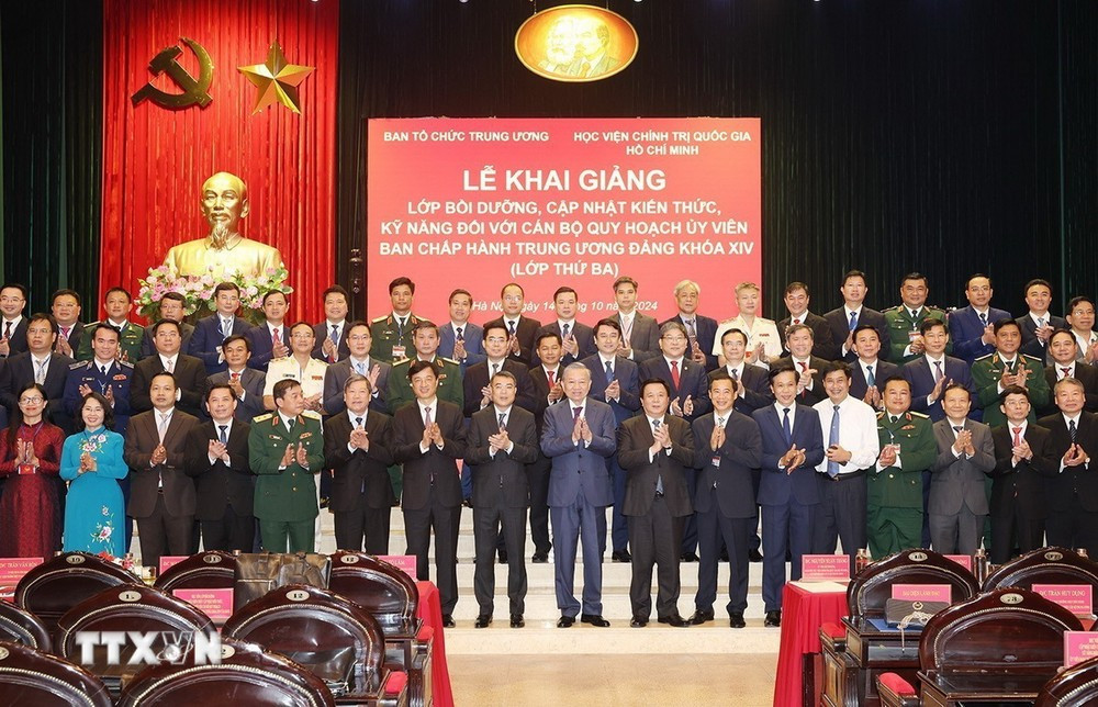 Tổng Bí thư, Chủ tịch nước Tô Lâm cùng lãnh đạo Đảng, Nhà nước, các giảng viên, học viên Lớp bồi dưỡng. Ảnh: TTXVN. Tổng Bí thư, Chủ tịch nước Tô Lâm cùng lãnh đạo Đảng, Nhà nước, các giảng viên, học viên Lớp bồi dưỡng. Ảnh: TTXVN.