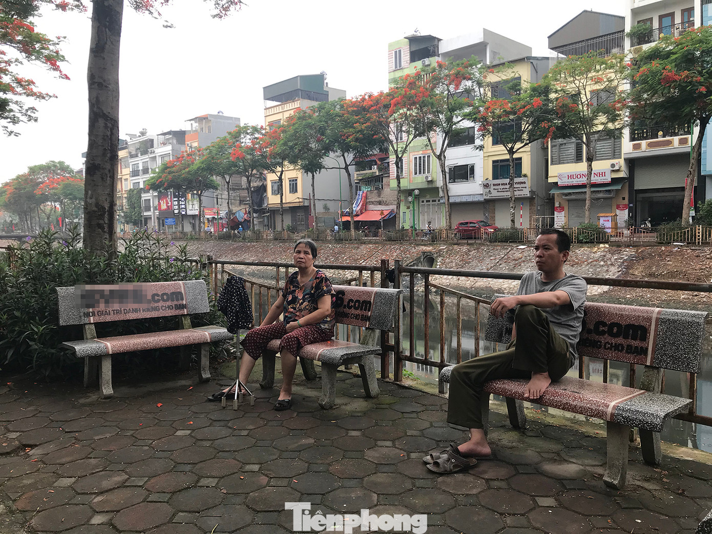 Theo ghi nhận của phóng viên Tiền Phong, nhiều ghế đá đặt bên bờ sông Sét bị phun sơn quảng cáo tên một trang web.