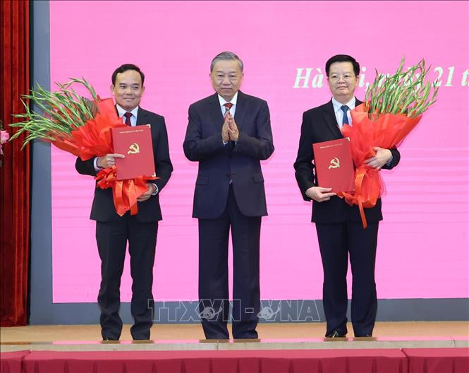 Tổng Bí thư, Chủ tịch nước Tô Lâm trao Quyết định phân công nhiệm vụ của Bộ Chính trị và tặng hoa chúc mừng các ông: Trần Lưu Quang (bên trái) - Trưởng Ban Kinh tế Trung ương và Mai Văn Chính (bên phải), Trưởng Ban Dân vận Trung ương. Ảnh: TTXVN. Tổng Bí thư, Chủ tịch nước Tô Lâm trao Quyết định phân công nhiệm vụ của Bộ Chính trị và tặng hoa chúc mừng các ông: Trần Lưu Quang (bên trái) - Trưởng Ban Kinh tế Trung ương và Mai Văn Chính (bên phải), Trưởng Ban Dân vận Trung ương. Ảnh: TTXVN.