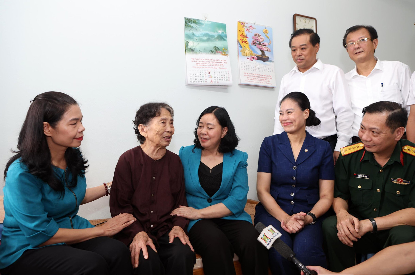 Bí thư Thành ủy Hà Nội Bùi Thị Minh Hoài thăm hỏi Mẹ Việt Nam Anh hùng đang được nuôi dưỡng tại Trung tâm. (Ảnh: Viết Thành) Bí thư Thành ủy Hà Nội Bùi Thị Minh Hoài thăm hỏi Mẹ Việt Nam Anh hùng đang được nuôi dưỡng tại Trung tâm. (Ảnh: Viết Thành)