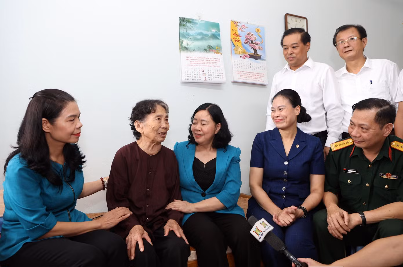 Bí thư Thành ủy Hà Nội Bùi Thị Minh Hoài thăm hỏi Mẹ Việt Nam Anh hùng đang được nuôi dưỡng tại Trung tâm. (Ảnh: Viết Thành) Bí thư Thành ủy Hà Nội Bùi Thị Minh Hoài thăm hỏi Mẹ Việt Nam Anh hùng đang được nuôi dưỡng tại Trung tâm. (Ảnh: Viết Thành)