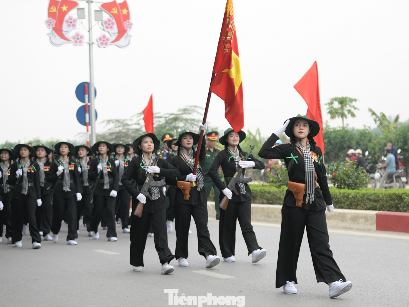 Những "bóng hồng" thuộc Khối Du kích miền Nam tham gia khối đội hình diễu binh, diễu hành trong Lễ tổng duyệt sáng 5/5.