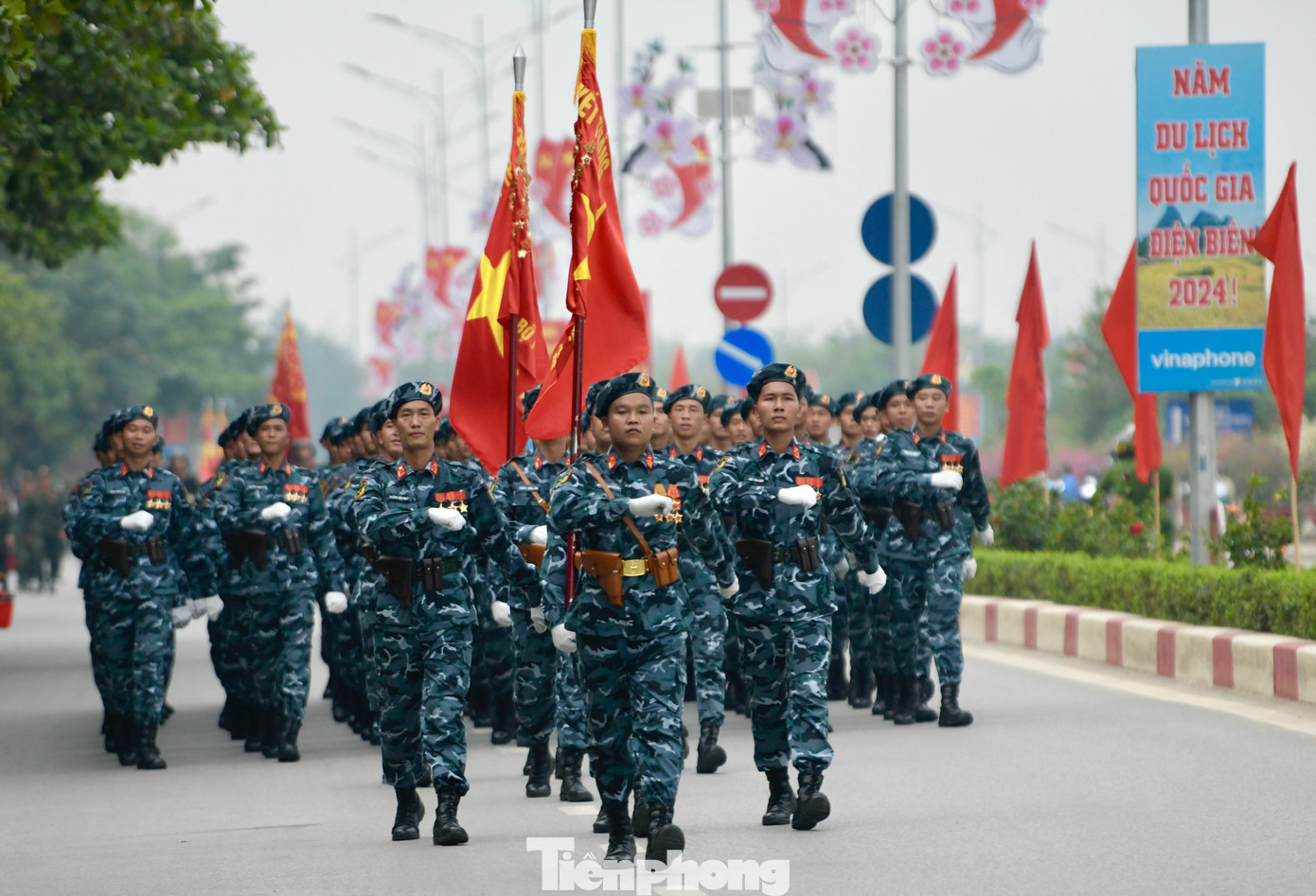 Sau khi diễu binh, diễu hành qua lễ đài, các khối đội hình di chuyển ra một số tuyến đường phố thuộc thành phố Điện biên Phủ.