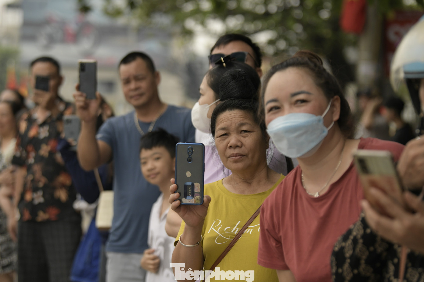 Đông đảo người dân đứng hai bên đường cổ vũ các khối đội hình diễu binh, diễu hành trong lễ tổng duyệt sáng 5/5.