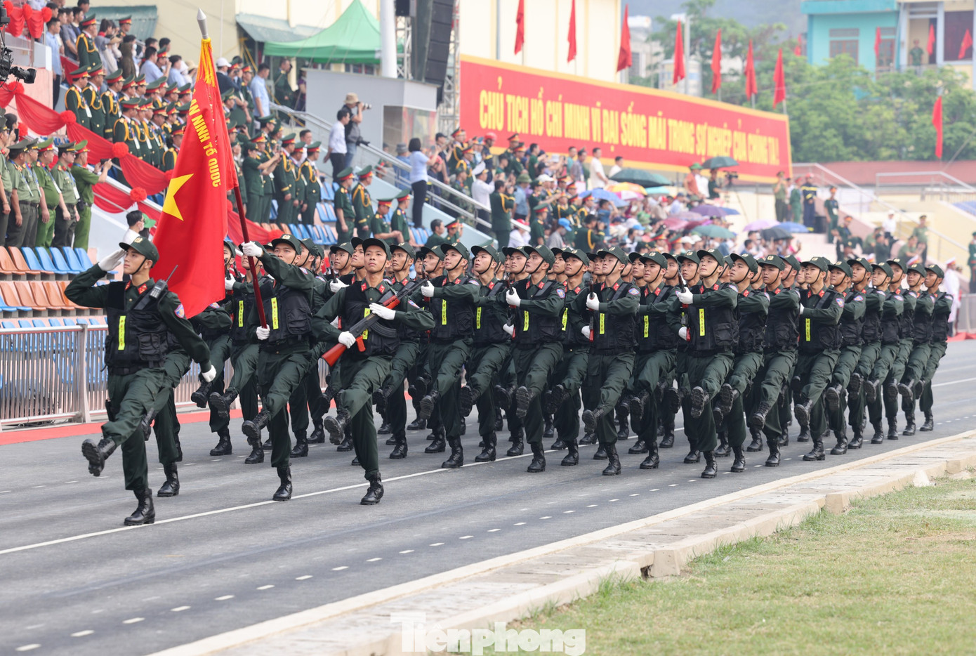 Các khối đội hình diễu binh qua khu vực khán đài sân vận động tỉnh Điện Biên.