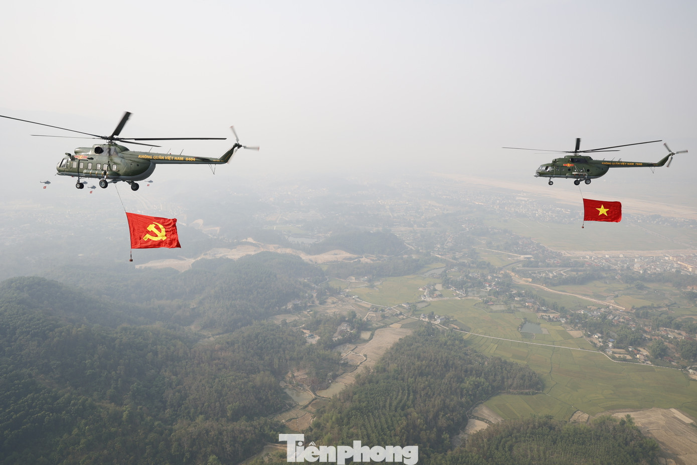 Máy bay trực thăng mang theo cờ Đảng, cờ Tổ quốc bay trên bầu trời thành phố Điện Biên Phủ trong lễ tổng duyệt sáng 5/5.