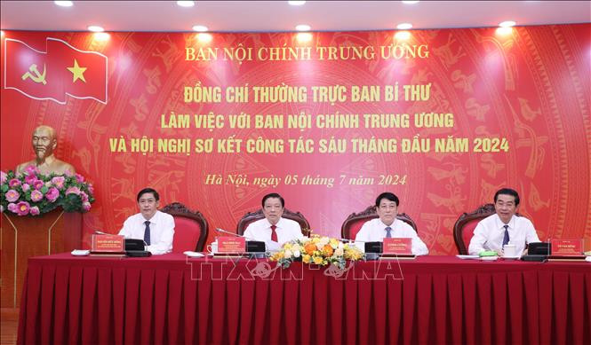 Thường trực Ban Bí thư Lương Cường, Trưởng ban Nội chính T.Ư Phan Đình Trạc cùng lãnh đạo Ban Nội chính T.Ư điều hành hội nghị. Ảnh: TTXVN.