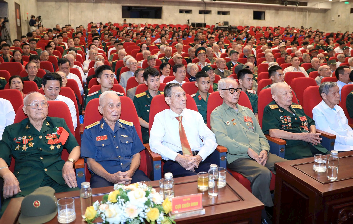 Các đại biểu lão thành cách mạng dự buổi lễ. Ảnh: HNM. Các đại biểu lão thành cách mạng dự buổi lễ. Ảnh: HNM.