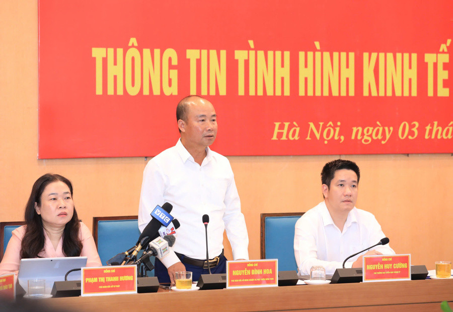 Phó Giám đốc Sở NN&amp;PTNT Hà Nội Nguyễn Đình Hoa trao đổi tại họp báo. Ảnh: PV.