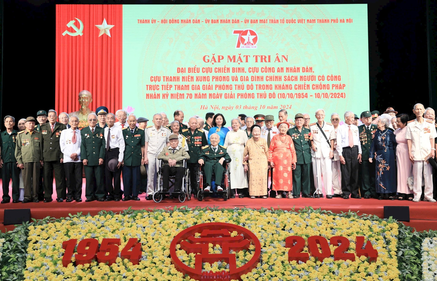 Lãnh đạo thành phố Hà Nội tri ân các lão thành cách mạng từng tham gia tiếp quản giải phóng Thủ đô. Ảnh: HNM. Lãnh đạo thành phố Hà Nội tri ân các lão thành cách mạng từng tham gia tiếp quản giải phóng Thủ đô. Ảnh: HNM.