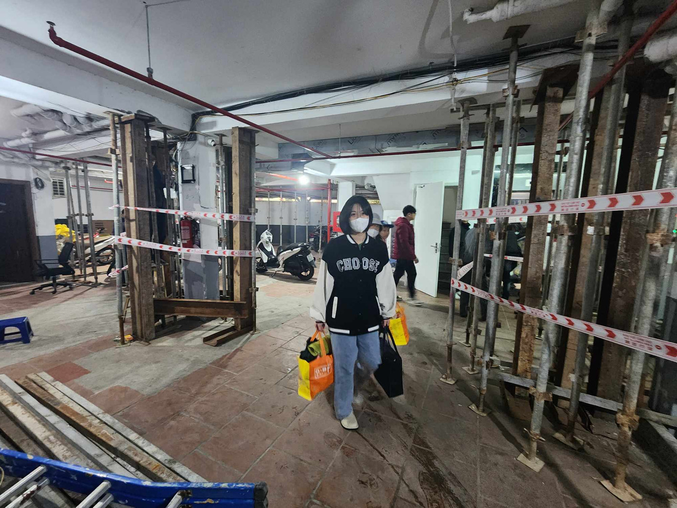 Người dân sinh sống trong toà nhà phải di dời để đảm bảo an toàn. Ảnh: PV. Người dân sinh sống trong toà nhà phải di dời để đảm bảo an toàn. Ảnh: PV.