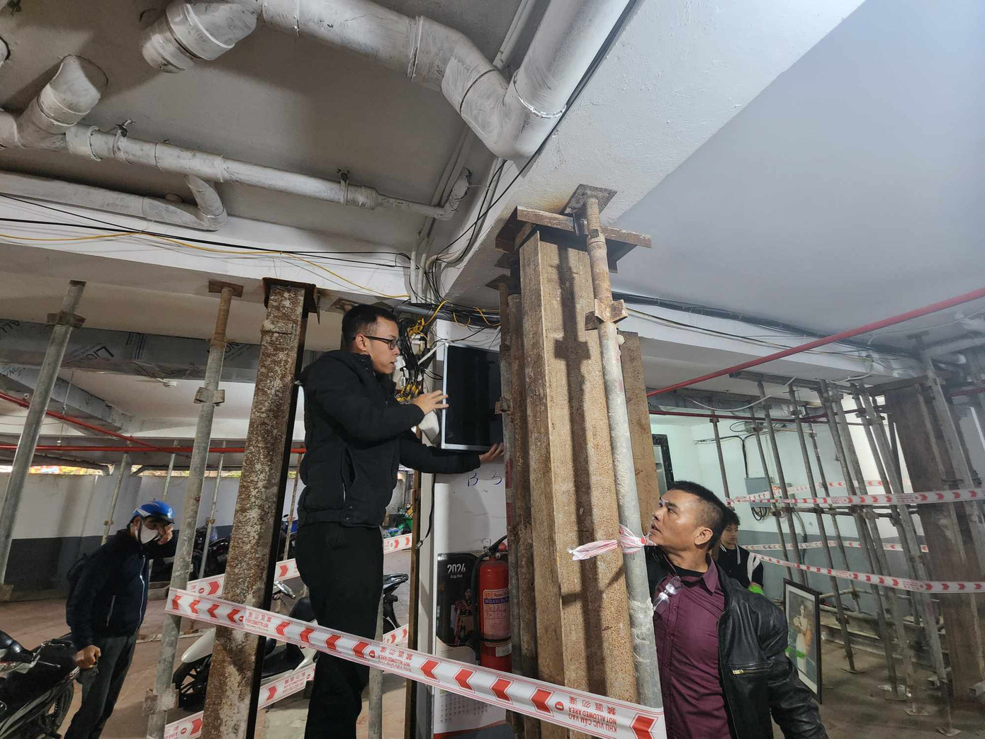 Người dân phải bố trí hệ thống trợ lực cho toà nhà. Ảnh: PV. Người dân phải bố trí hệ thống trợ lực cho toà nhà. Ảnh: PV.