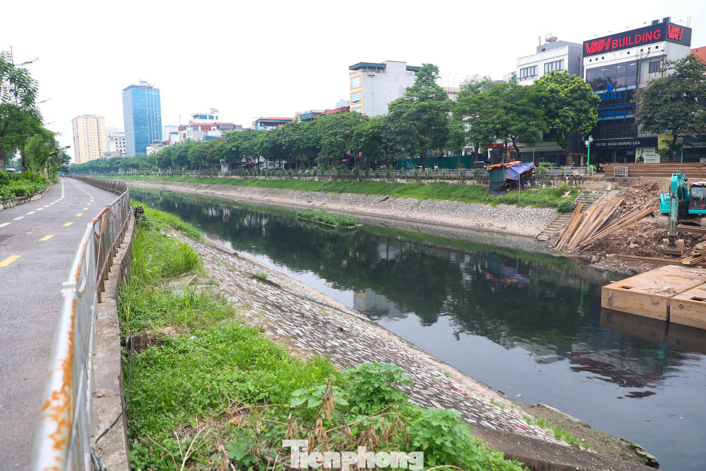 Hiện nay, thành phố Hà Nội đang nỗ lực thực hiện dự án thu gom toàn bộ nước thải ven sông Tô Lịch để dẫn về Hệ thống xử lý nước thải Yên Xá để xử lý, làm sạch. Theo lãnh đạo thành phố Hà Nội, khi dự án này hoàn thành sẽ thắp lên hy vọng hồi sinh, trả lại dáng vẻ xưa cho sông Tô Lịch như trong câu thơ: Nước sông Tô vừa trong vừa mát/Em ghé thuyền đỗ sát thuyền anh/Dừng chèo muốn tỏ tâm tình/Sông bao nhiêu nước thương mình bấy nhiêu.