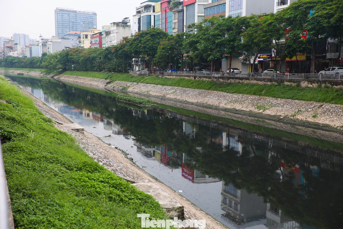 Nhưng chỉ được vài ngày, nước sông Tô Lịch lại trở về hình ảnh quen thuộc vốn có: đen kịt, nhiều rác thải, hôi thối. Ảnh: Nguyễn Trọng Tài.